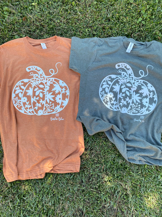 White Pumpkin Tee (REG/PLUS) - 2 Colors!