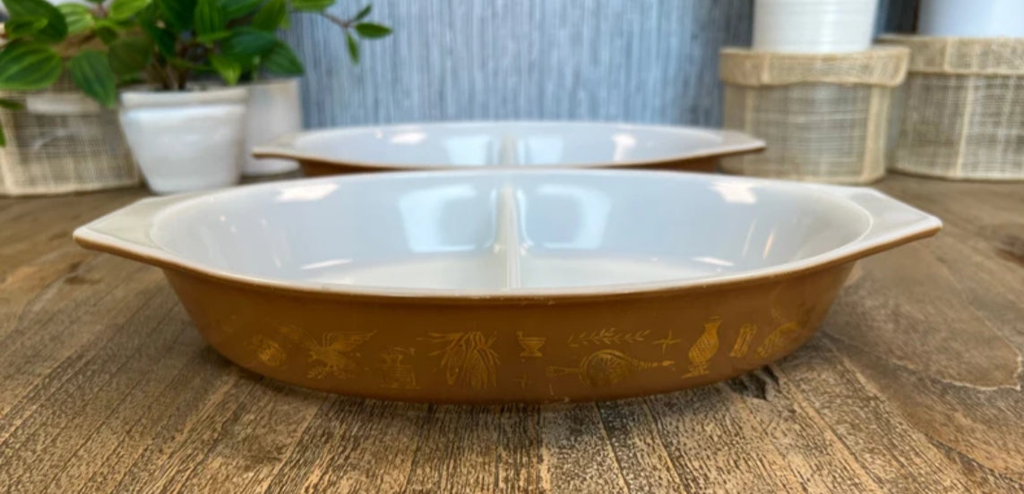 Vintage Pyrex Early American Divided Dish. 1.5 quart