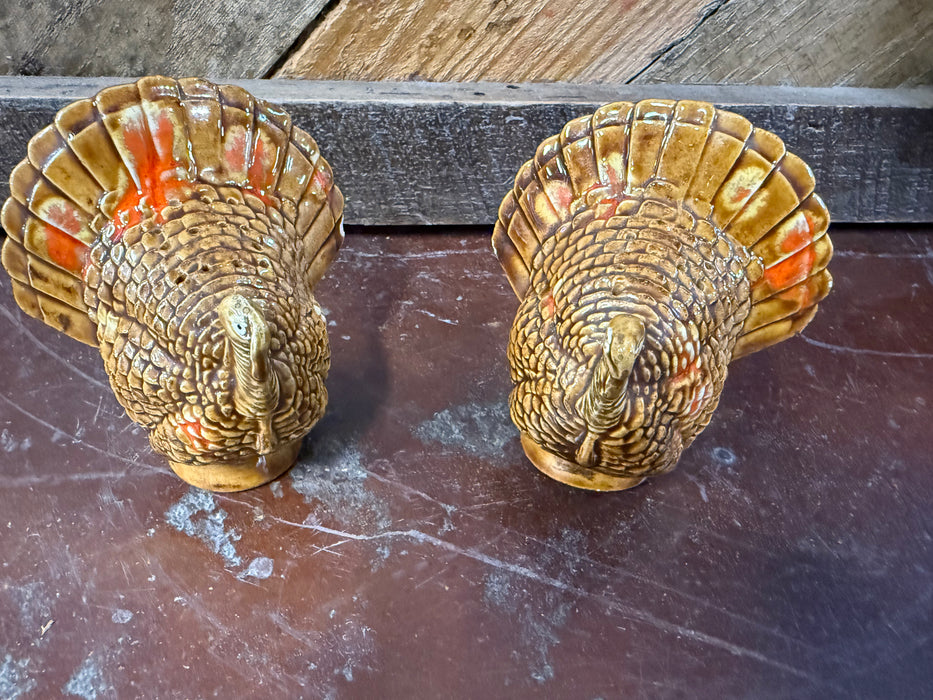 Vintage (3”) Brown Thanksgiving Turkey Salt and Pepper Shakers.  Sold as a Set. Salt has a small chip on right side wing.